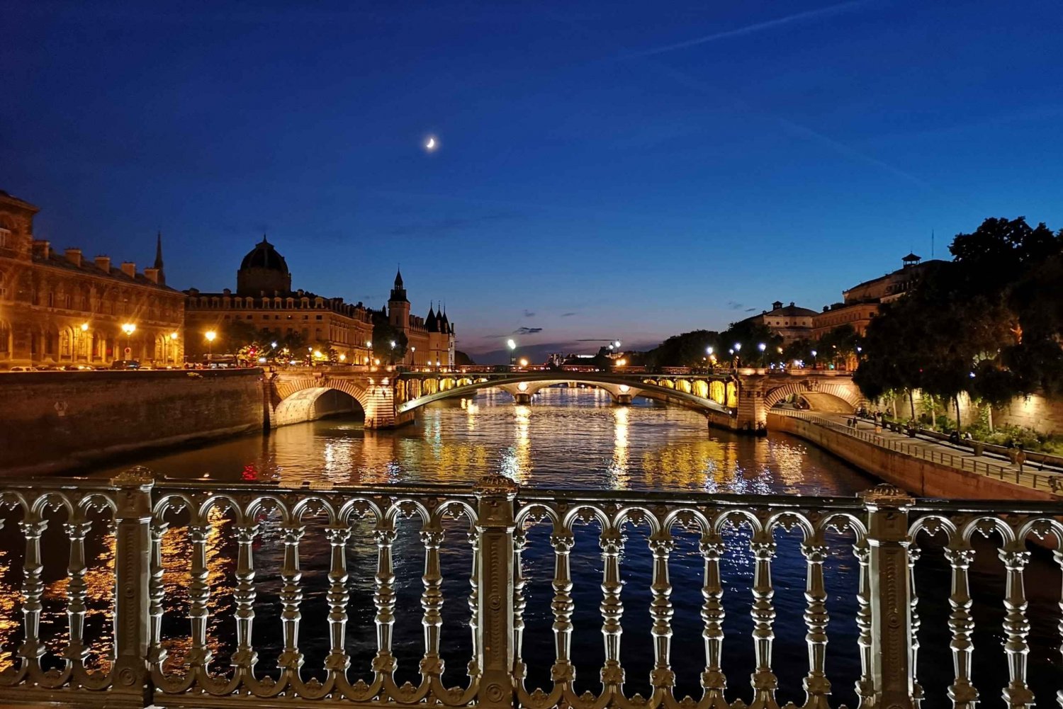 Paris by Night Small Group Bike Tour & Boat Cruise
