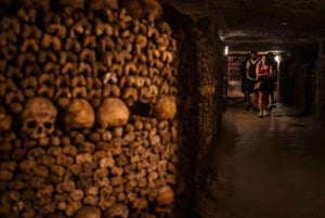 パリのカタコンブ訪問（セルフガイド、移動サービス付き）