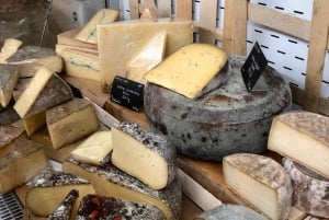 Paris: Cheese and Wine Tasting Experience in Montmartre