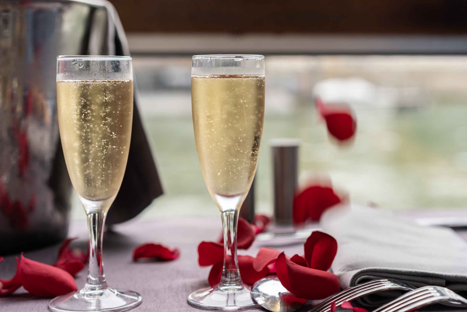 Paris: Cruzeiro de Natal e Ano Novo com almoço ou jantar