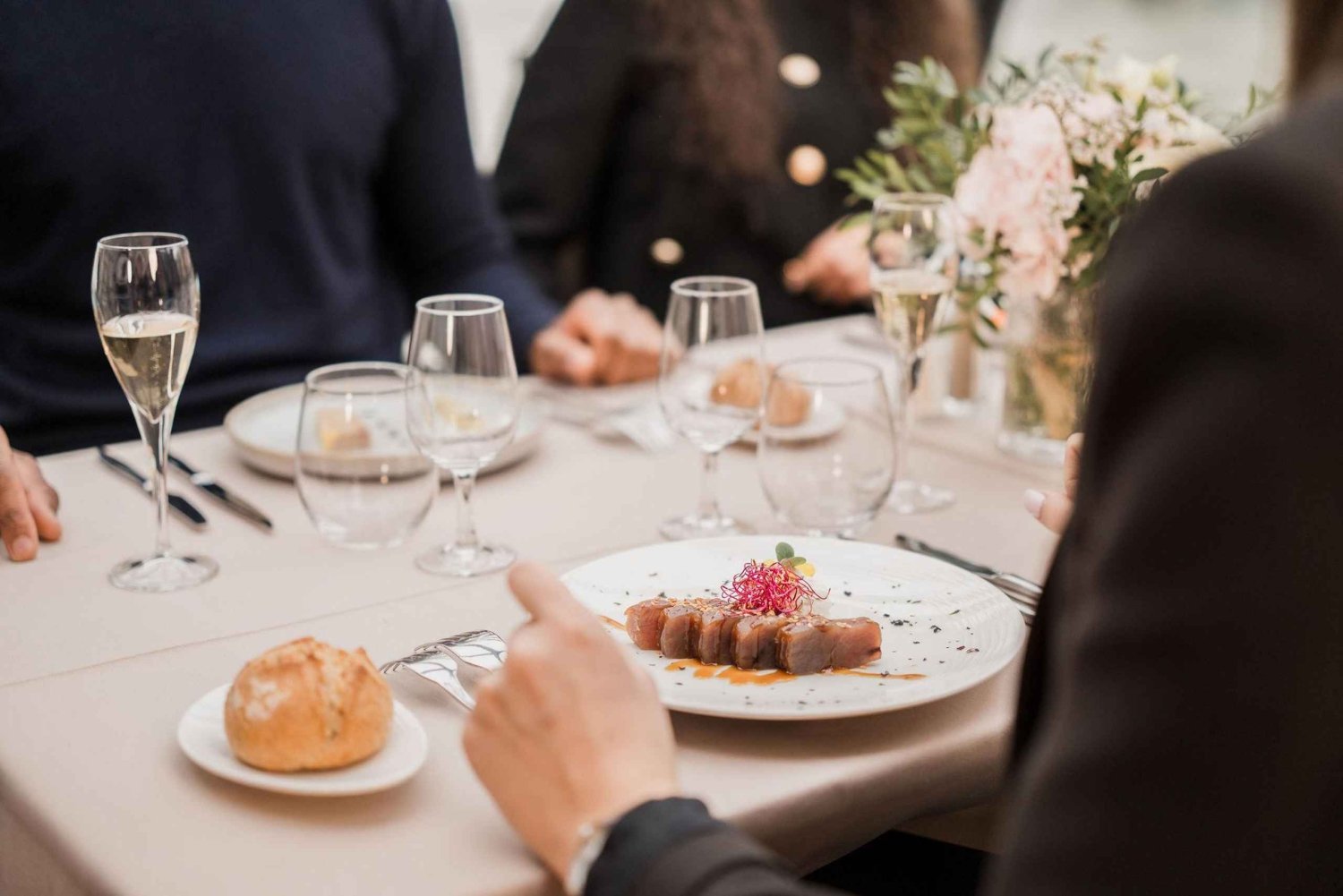 パリ：セーヌ川のクリスマススペシャルランチクルーズ