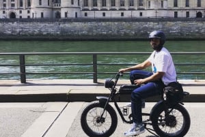 Paris: City Highlights Private Electric Bike Tour with video