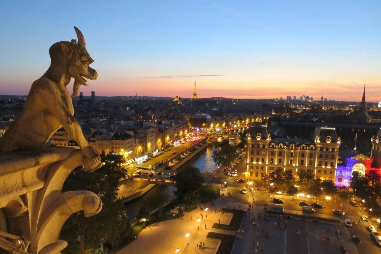 Paris : Visite nocturne de la ville en van pour 7 personnes maximum