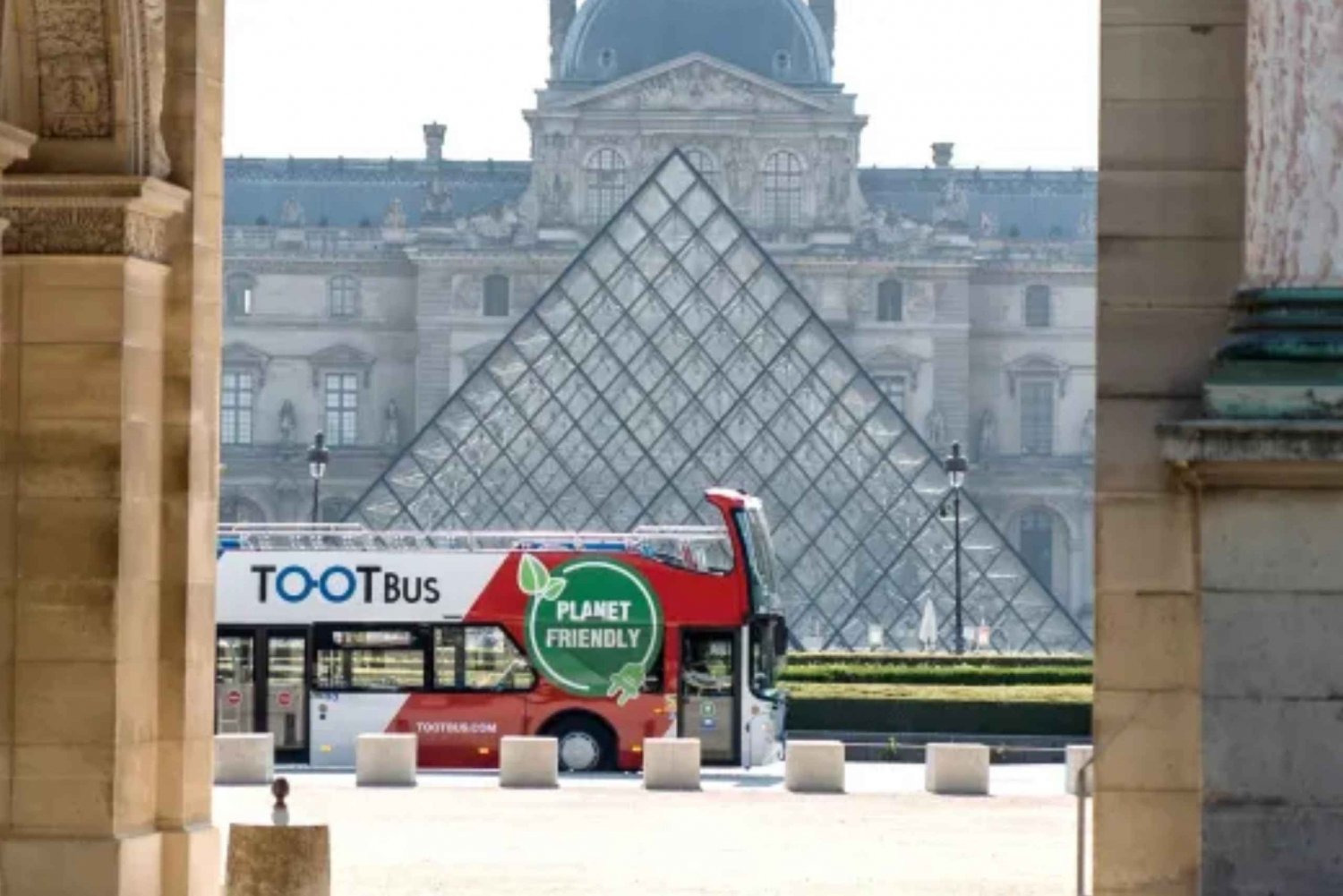 Paris: Louvre Museum Fast Entry and Hop-On Hop-Off Bus Tour