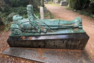 Parigi: tour a piedi personalizzato del cimitero di Père Lachaise