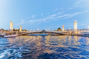 Paris: 3-Course-Dinner Cruise on the Seine with live music