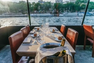 Paris: 3-Course-Dinner Cruise on the Seine with live music