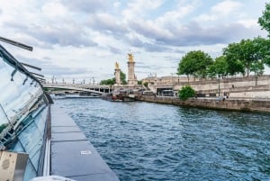 Paris: 3-Course-Dinner Cruise on the Seine with live music