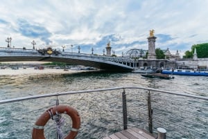 Paris: 3-Course-Dinner Cruise on the Seine with live music