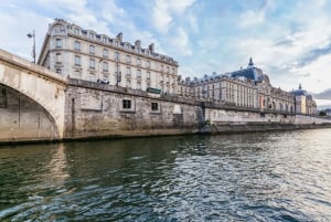 Paris: 3-Course-Dinner Cruise on the Seine with live music