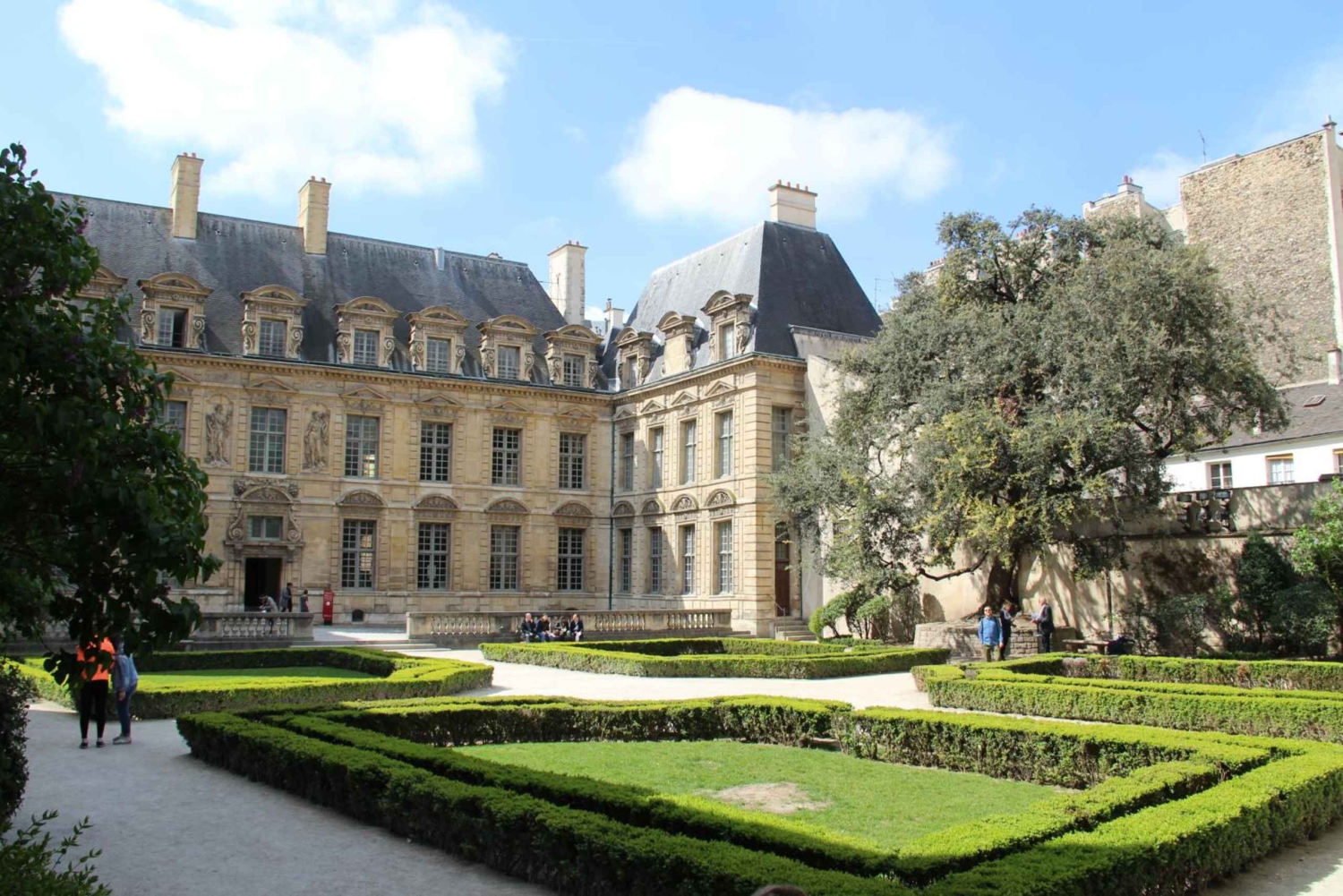 Paris: Discover the hidden architecture gems of Le Marais