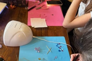 Paryż: Warsztaty biżuterii Duo Resin (naszyjnik i kolczyki)