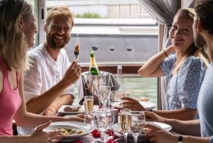 Paris: Early Evening Dinner Cruise on the River Seine