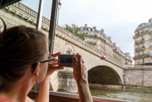 Paris: Early Evening Dinner Cruise on the River Seine