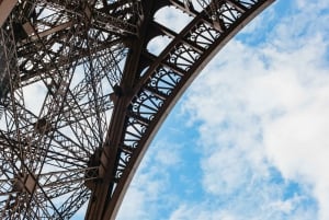 Paris: Eiffel Tower Fully Guided Tour with Summit Option