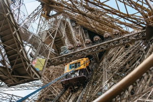 Paryż: Wieża Eiffla: wycieczka z przewodnikiem z opcją szczytu