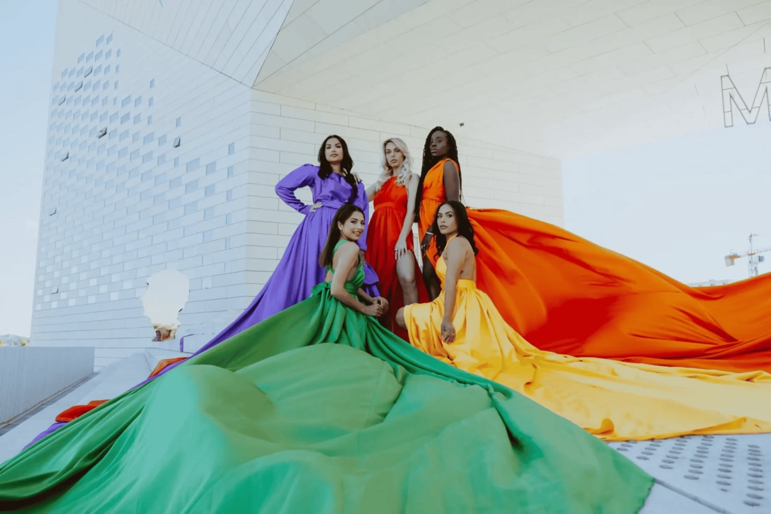 パリエッフェル塔のグラマーな写真撮影とドレスのオプション