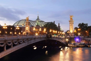 Paris: Eiffel Tower Guided Tour and Seine River Cruise