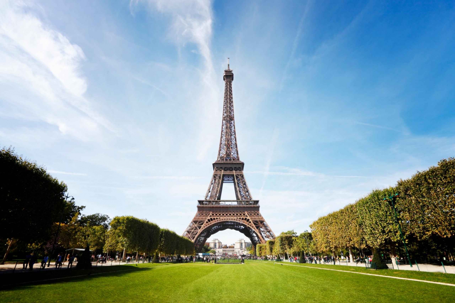 Paris: Eiffel Tower Fully Guided Tour with Summit Option