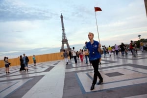 Paris: Eiffel Tower Fully Guided Tour with Summit Option