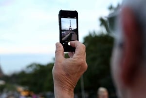 Paris: Eiffel Tower Fully Guided Tour with Summit Option