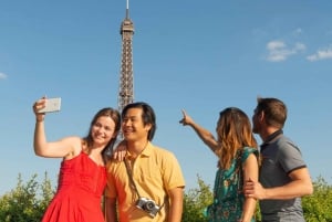 Paris: Eiffel Tower Hosted Tour, Seine Cruise and City Tour