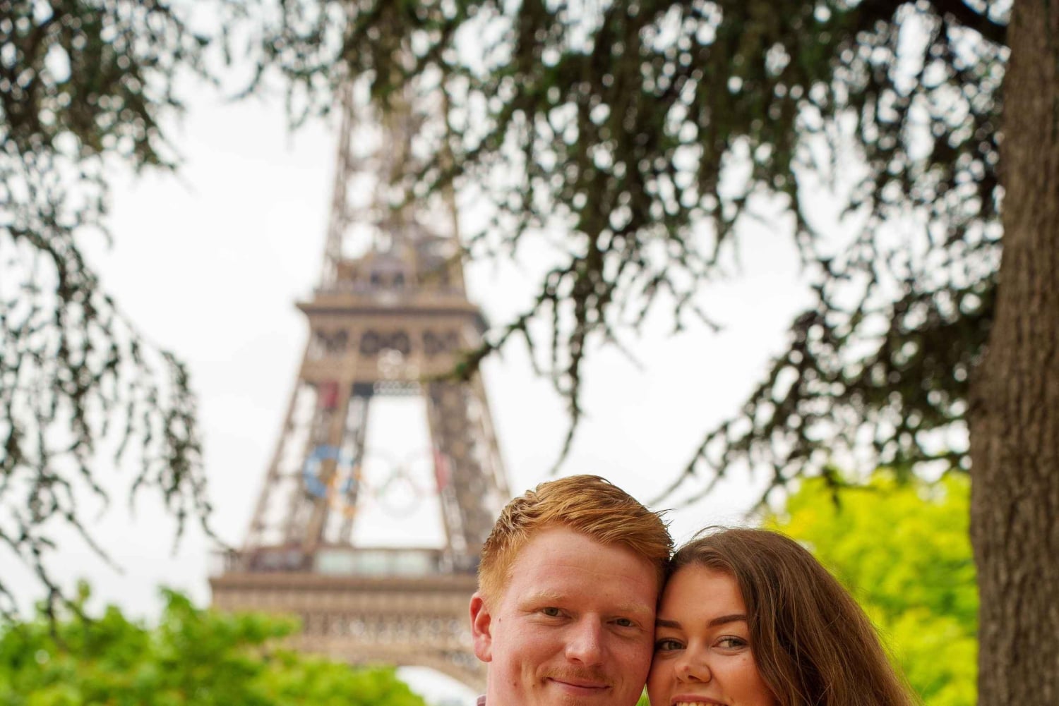 Paris: Eiffel Tower Photoshoot with a Professional