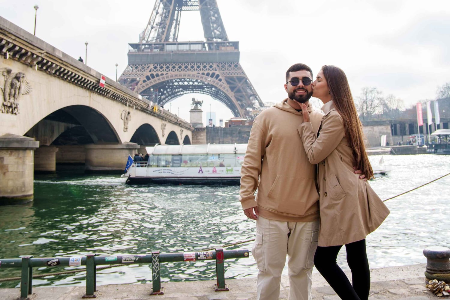 Paris: Eiffel Tower Photoshoot with a Professional