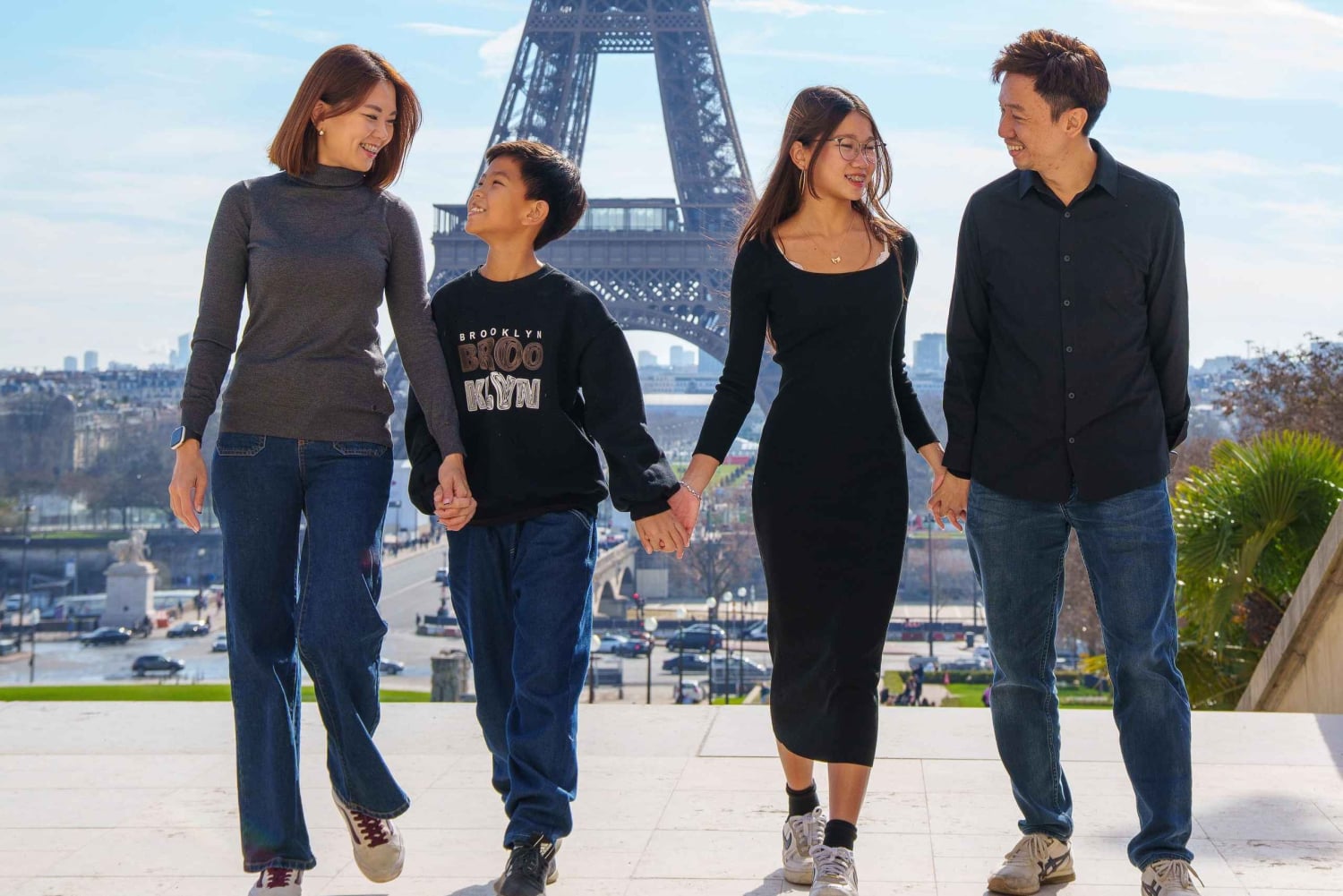 Paris: Eiffel Tower Photoshoot with a Professional