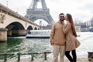 Paris: Eiffel Tower Photoshoot with a Professional