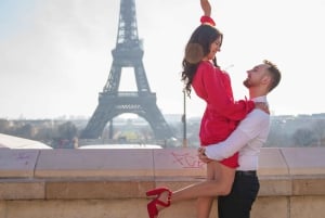 Paris: Eiffel Tower Photoshoot with a Professional
