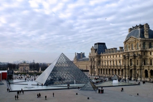 Paris: Express Walk with a Local in 90 minutes