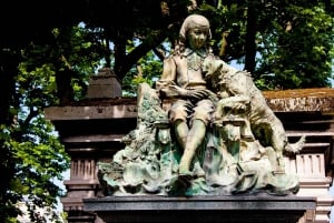 Paris: Famous Graves of Pere Lachaise Cemetery Guided Tour