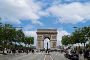 Paris: 6 hours PRIVATE tour in a van - photoshoot included
