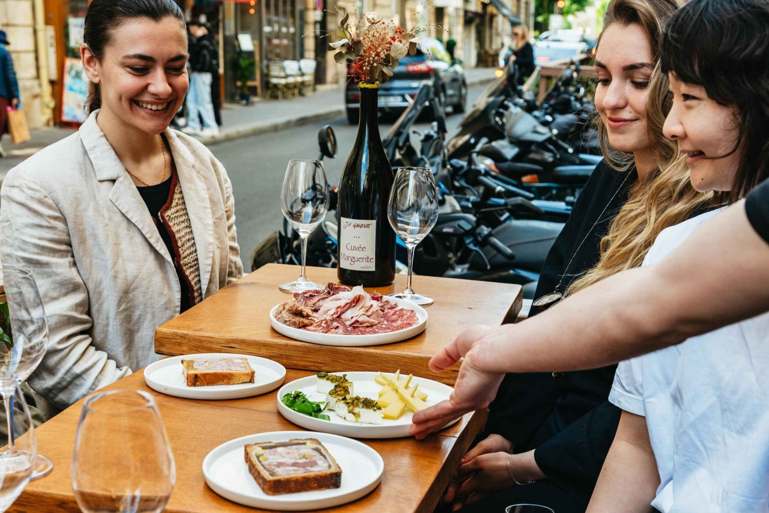 パリ料理学校による美食とワインツアー
