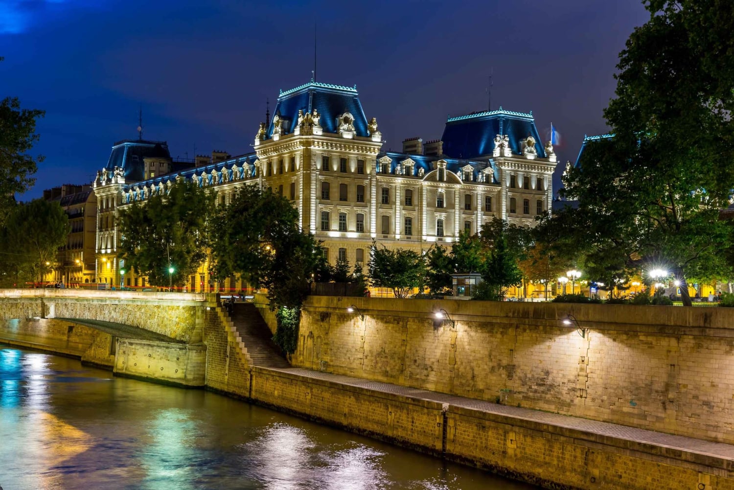 Paris: Ghosts, Legends & Mysteries Evening Walking Tour