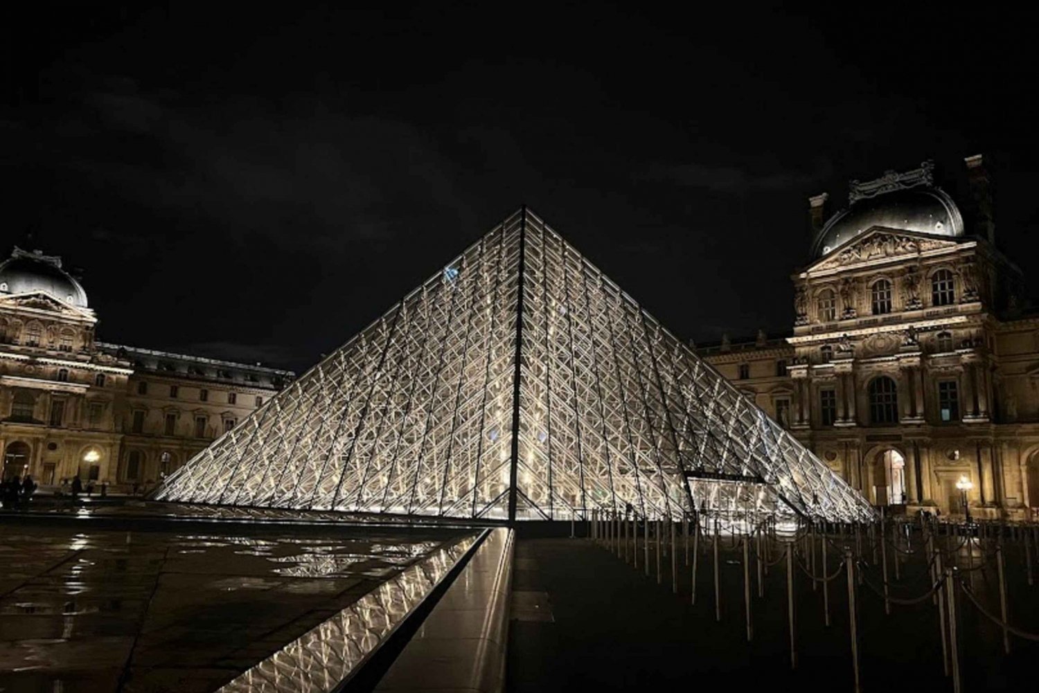 Paris: Guided tour in PORTUGUESE at the Louvre-semi-private