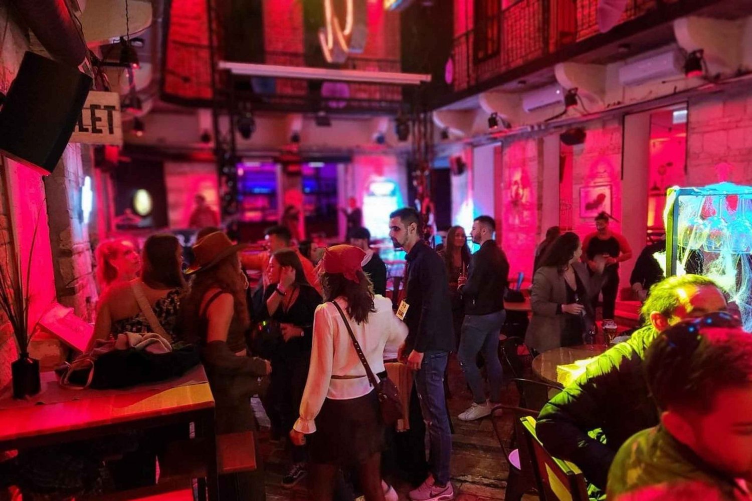 Paris : Tournée des bars d'Halloween avec shots et entrée en boîte de nuit