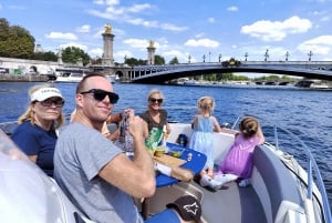 Paris: Private Boat Cruise on Seine River