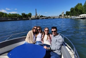 Paris: Private Boat Cruise on Seine River