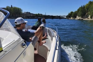 Paris: Private Boat Cruise on Seine River