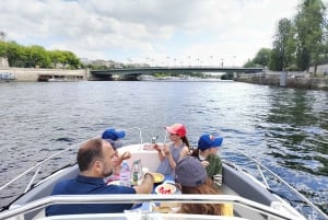 Paris: Private Boat Cruise on Seine River