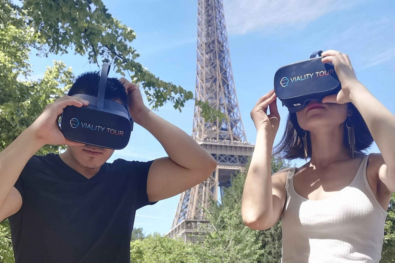 Paris : Immersive Eiffel Tower tour with virtual reality