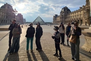Paris: Immersive Louvre Tour with Virtual Reality
