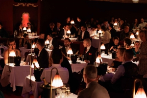 Pariisi: La Nouvelle Eve Cabaret Show shampanjan kera.