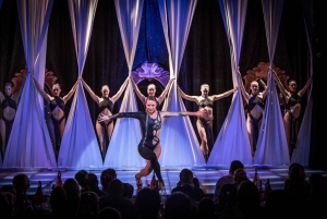 Pariisi: La Nouvelle Eve Cabaret Show shampanjan kera.