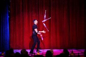 Pariisi: La Nouvelle Eve Cabaret Show shampanjan kera.