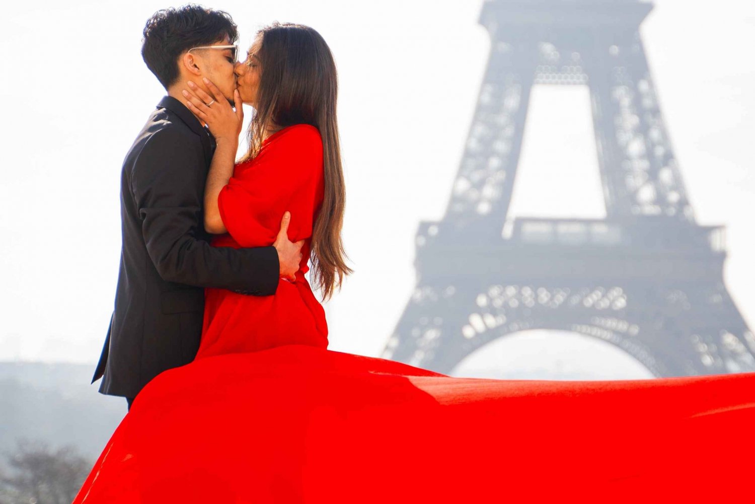 Paryż: Sesja zdjęciowa w Luwrze lub spacer po moście Eiffla nad Sekwaną