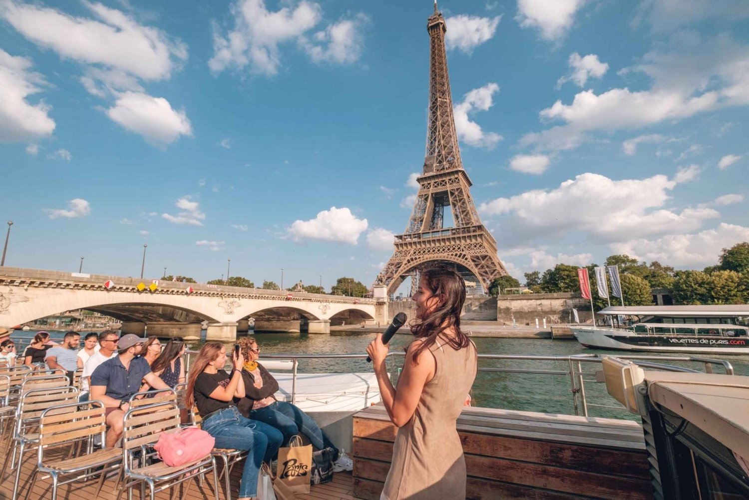 París: Crucero Guiado en Vivo con Crepe y Refresco