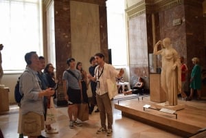Paris: Louvre Masterpieces Tour with Pre-Reserved Tickets
